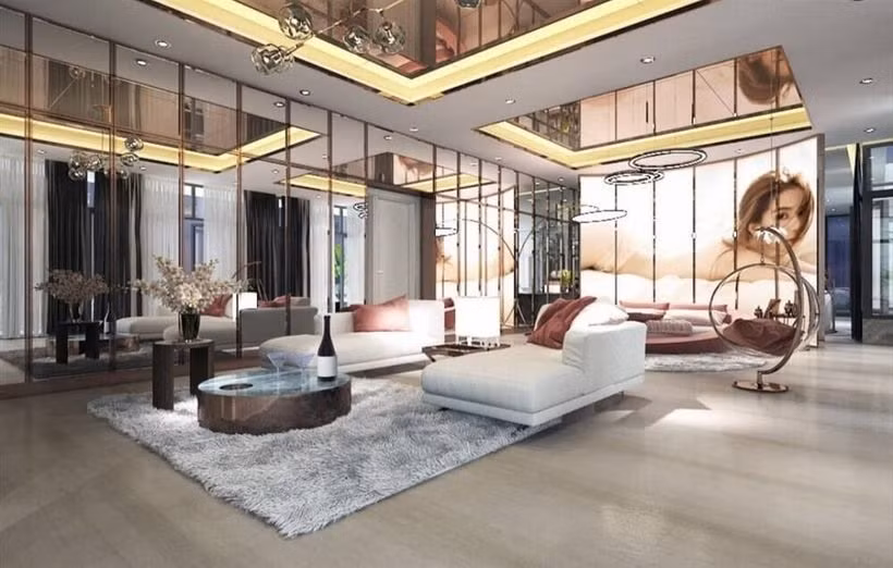 Biệt thự gồm 4 tầng, bên trong trang trí với nội thất xa hoa, lộng lẫy.