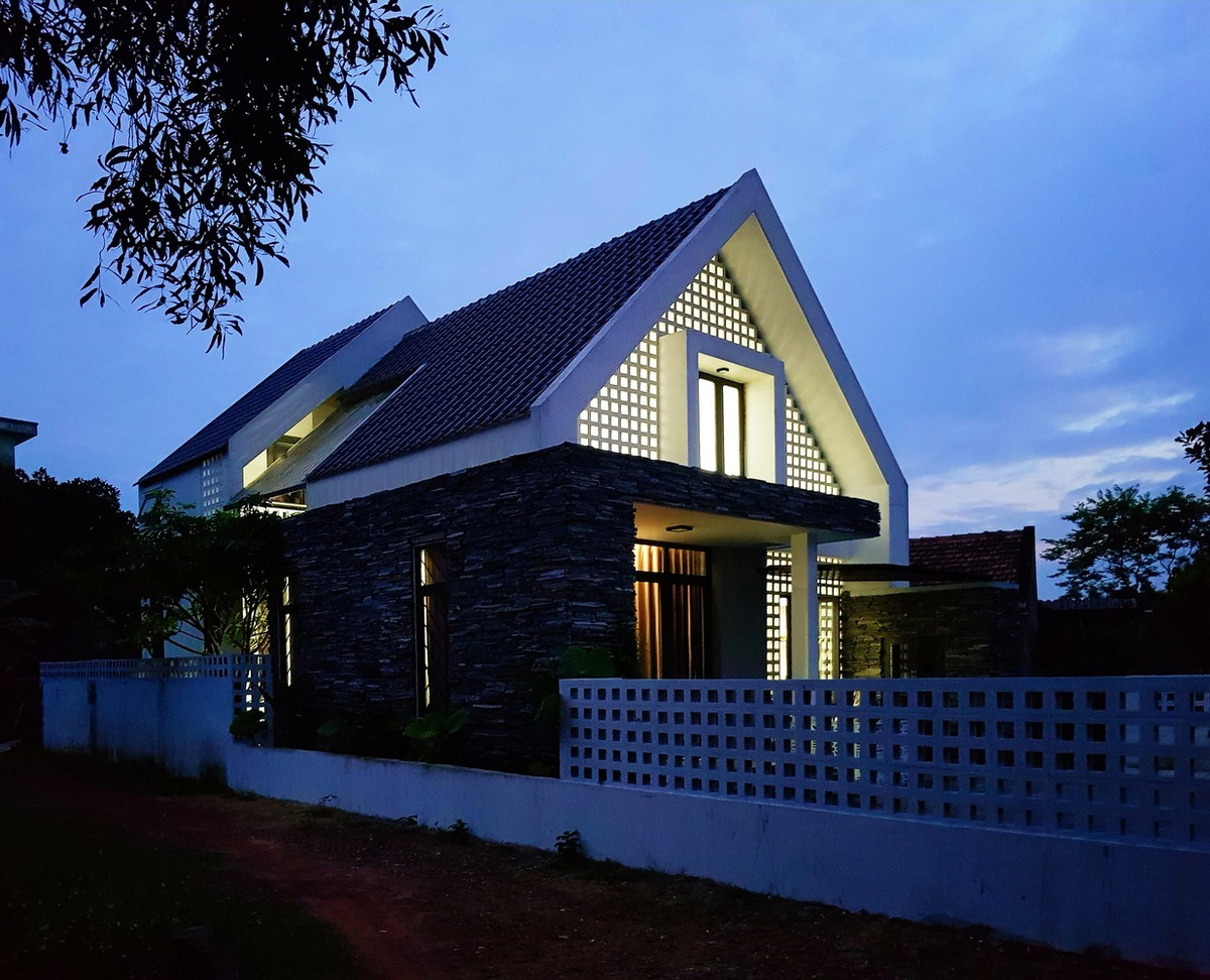 Căn nhà được xây trên mảnh đất rộng 200m2, nhưng diện tích xây dựng chỉ 110m2 bao gồm 1 tầng, 1 lửng với phòng khách, nhà bếp, 3 phòng ngủ, phòng thờ, khu vệ sinh và khu vực giặt đồ riêng.