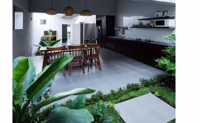 Phòng khách, phòng bếp hay phòng ngủ đều được phân chia rõ ràng bằng các tiểu cảnh sân vườn hút mắt.