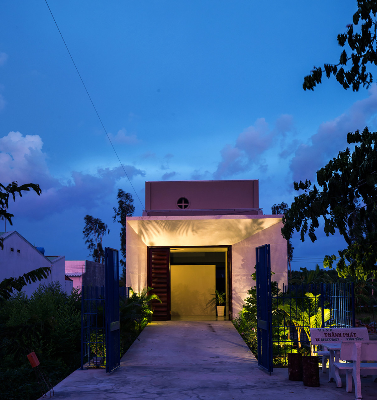 Một căn nhà cấp 4 khác ở Vĩnh Long cũng được tạp chí ArchDaily hết lời khen ngợi. Ngôi nhà có tên Long Cave xây trên miếng đất hình ống dài (5 x 40 m) tại huyện Trà Ôn.