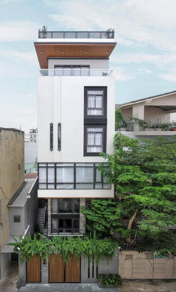 Không chỉ là một ca sĩ nổi tiếng, Lê Hoàng (The Men) còn có một cuộc sống hạnh phúc bên vợ con trong biệt thự 8 tầng, với diện tích 1.000m2, trị giá 40 tỷ đồng ở trung tâm TP.HCM.