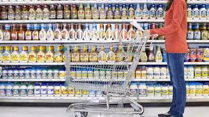 Dubai được biết đến với siêu xe lộng lẫy, biệt thự xa hoa và những vật dụng dát vàng đẳng cấp. Tuy nhiên, giá cả nhiều mặt hàng trong siêu thị ở Dubai lại vô cùng khiêm tốn, thậm chí ngang bằng với nhiều quốc gia Đông Nam Á như Việt Nam.