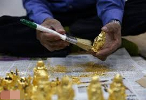 Nghề quỳ vàng bạc xuất hiện ở Kiêu Kỵ cách đây trên 300 năm. Hiện trong làng có gần 50 gia đình có nhiều đời làm nghề. Ảnh: Vinanet.