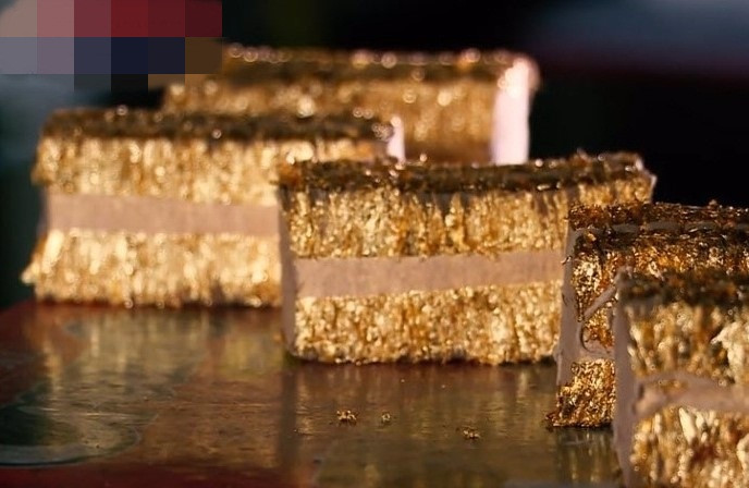 Không chỉ tốn công nghề làm vàng quỳ còn rất tinh xảo tỉ mỉ đồi hỏi sự kiên trì với những thao tác kỹ thuật cao. Chính vì đó nó khiến nghề trở thành độc nhất vô nhị của cả nước. Ảnh: Thương hiệu &amp; pháp luật