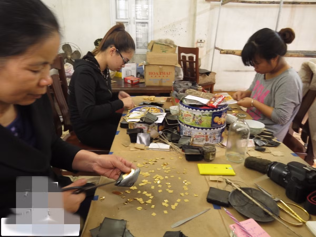 Lá quỳ sau khi hoàn tất là một tấm vàng mỏng nhưng bóp nhẹ trên tay sẽ thành bụi. Để làm được như thế, trước đây những người thợ phải hoàn tất 40 công đoạn, tất cả đều phải tiến hành theo trình tự rất nghiêm ngặt. Ảnh: Travel360.