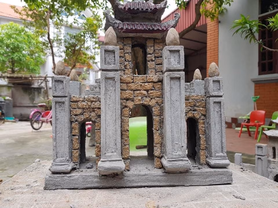 Để có thể làm nên một tác phẩm hoàn chỉnh, Bộ phải thực hiện nhiều công đoạn, từ đặt móng, bắt sắt đến thiết kế đọc bản vẽ, nung gạch, trộn vữa xi măng...Ảnh: Vietnamnet