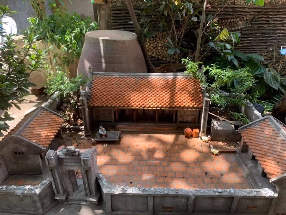 Mô hình kiến trúc khi hoàn thiện được trang trí cây cảnh bonsai, người, trâu... mini thêm sinh động. Ảnh: Vietnamnet