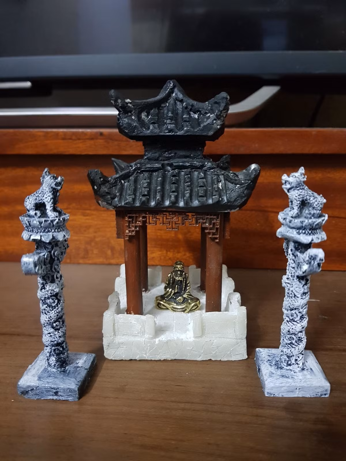 Chành thanh niên trẻ cho biết, công đoạn lên ý tưởng và cách thi công chia tỉ lệ công trình là khó nhất. Để có thể làm tốt công đọan này, đòi hỏi người làm nghề phải có bộ óc tinh nhạy. Ảnh: Vietnamnet