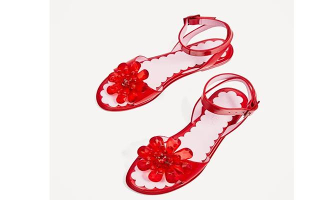 Mẫu dép nơ nhựa xanh đỏ đậm chất "quê" đến từ thương hiệu Zara.