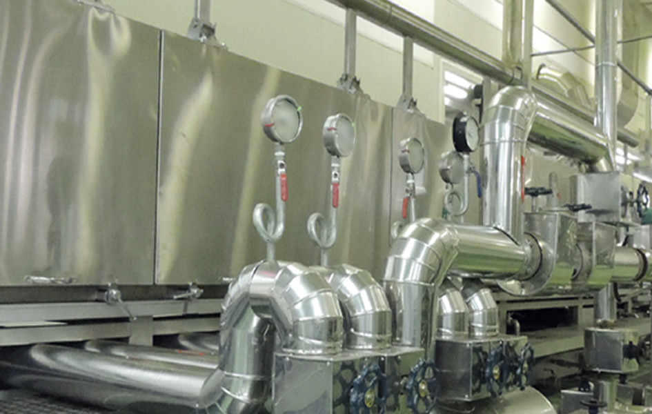 Tiếp theo, sợi mì được làm chín bên trong tủ hấp hoàn toàn kín bằng hơi nước, ở nhiệt độ khoảng 100 độ C.