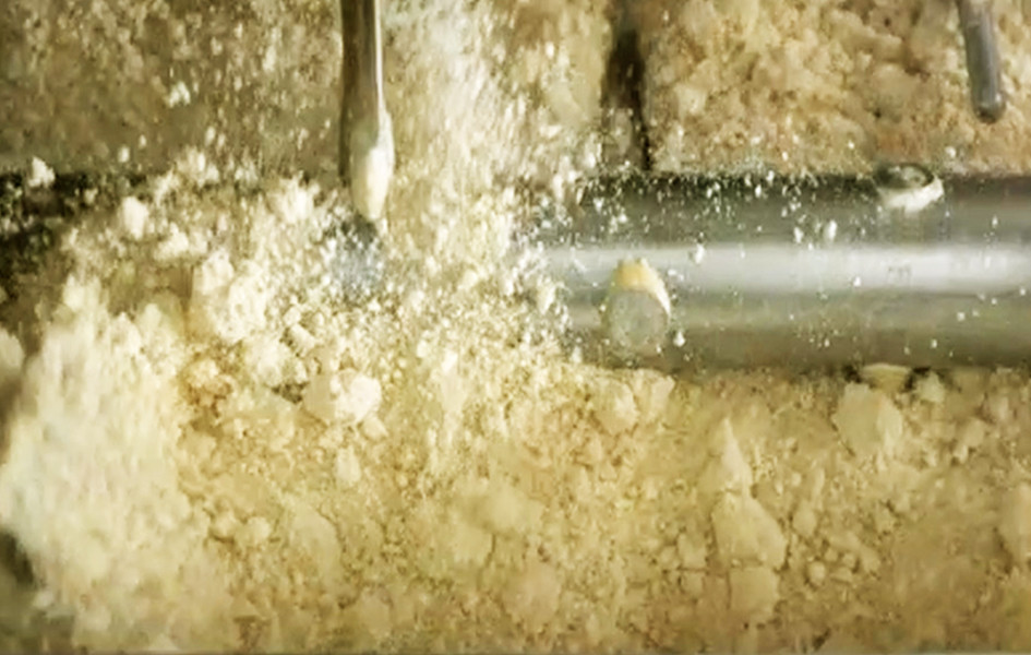 Bột lúa mì, dung dịch nghệ và các loại gia vị (muối, đường, bột ngọt, nước tương, nước mắm...) được trộn đều trong cối trộn, bằng thiết bị tự động và khép kín.