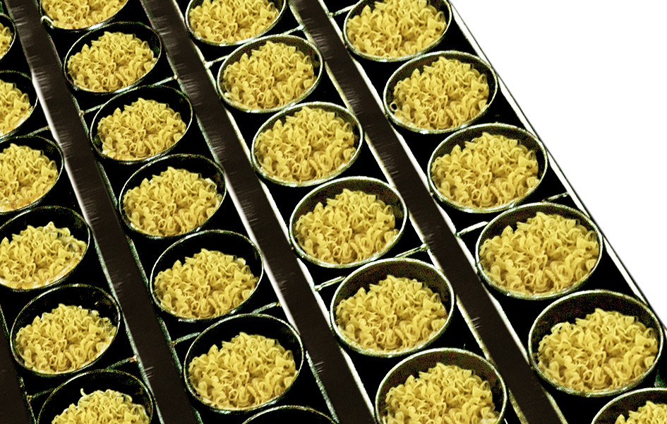 Sau khi hấp chín, sợi mì được cắt ngắn bằng hệ thống dao tự động và rơi xuống phễu, nằm gọn trong khuôn chiên. Tùy từng sản phẩm mà khuôn chiên có hình vuông, tròn...để tạo nên hình dáng tương ứng cho vắt mì.