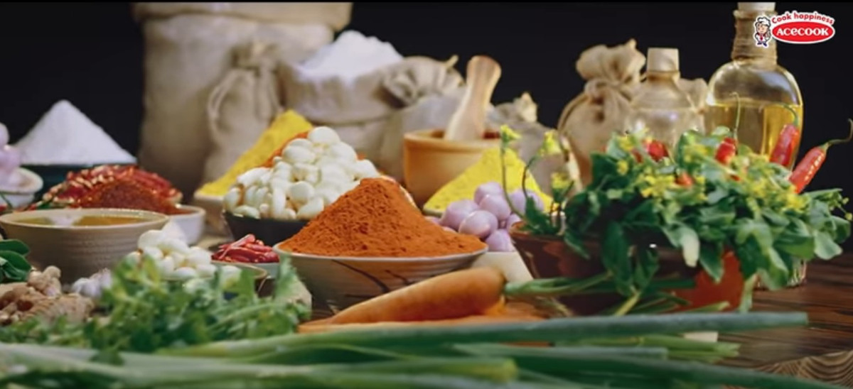 Thành phần không thể thiếu trong một sản phẩm mì ăn liền hoàn chỉnh là các gói gia vị được làm từ nguyên liệu tươi như hành tím, tỏi, ớt...