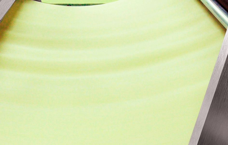 Bột sau khi trộn được chuyển đến thiết bị cán tấm bằng hệ thống băng tải. Tại đây, các cặp lô cán thô và cán tinh sẽ cán mỏng dần lá bột cho đến khi đạt yêu cầu về độ dai, độ dày – mỏng theo quy cách của từng loại sản phẩm.