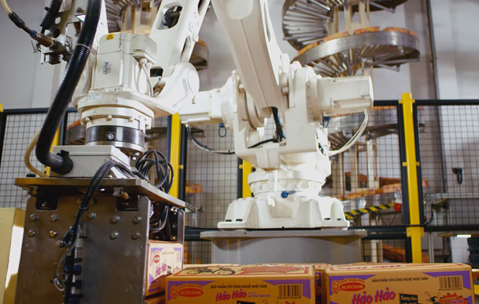 Cuối cùng, thành phẩm được đóng thùng theo quy cách của từng sản phẩm, in ngày sản xuất, lưu kho và được kiểm tra chất lượng bởi phòng QC (Quality Control) trước khi phân phối ra thị trường. Nguồn ảnh: Acecook Việt Nam