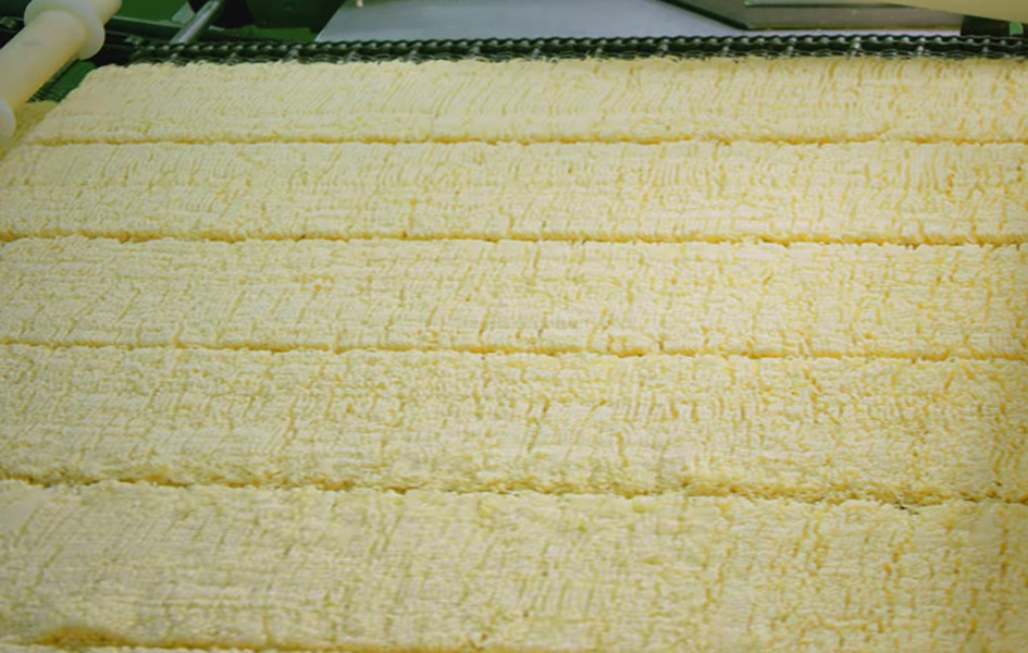 Sau đó, lá bột được cắt sợi thành những sợi mì to, nhỏ, tròn, dẹt khác nhau và hình thành những gợn sóng đặc trưng bởi hệ thống trục lược. Được biết mì Hảo Hảo có màu vàng là do sử dụng chiết suất từ củ nghệ, ngay từ công đoạn trộn bột đã rõ màu vàng.