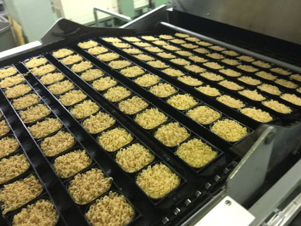 Với mì không chiên, vắt mì được sấy bằng nhiệt gió ở nhiệt độ 65 – 80°C trong thời gian khoảng 30 phút. Độ ẩm vắt mì sau sấy khoảng dưới 10%.