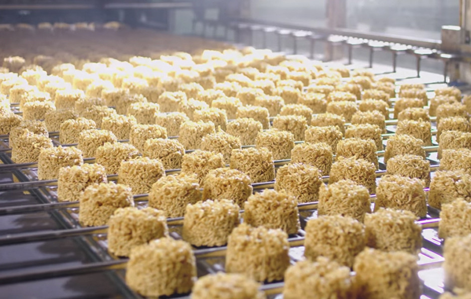 Không khí tự nhiên được lọc sạch và dẫn vào hệ thống đường ống, thổi xuyên qua vắt mì để làm nguội vắt mì về nhiệt độ của môi trường trước khi chuyển qua công đoạn đóng gói.