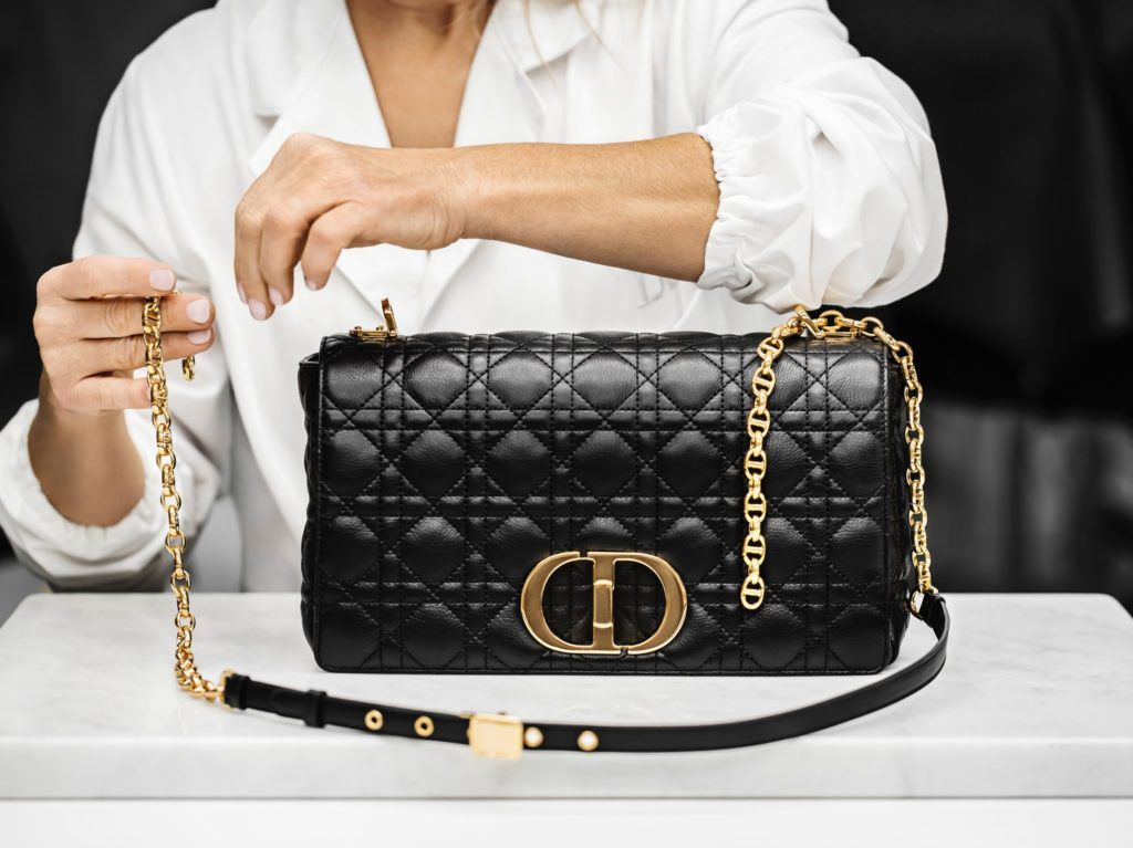 Cuối cùng là gắn chiếc dây đeo vào túi xách.