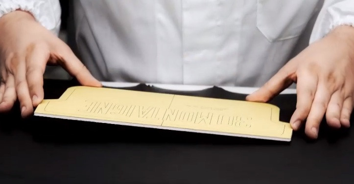 Dựa trên bản vẽ, thợ may cắt các tấm da trước khi bước vào giai đoạn chần bông.