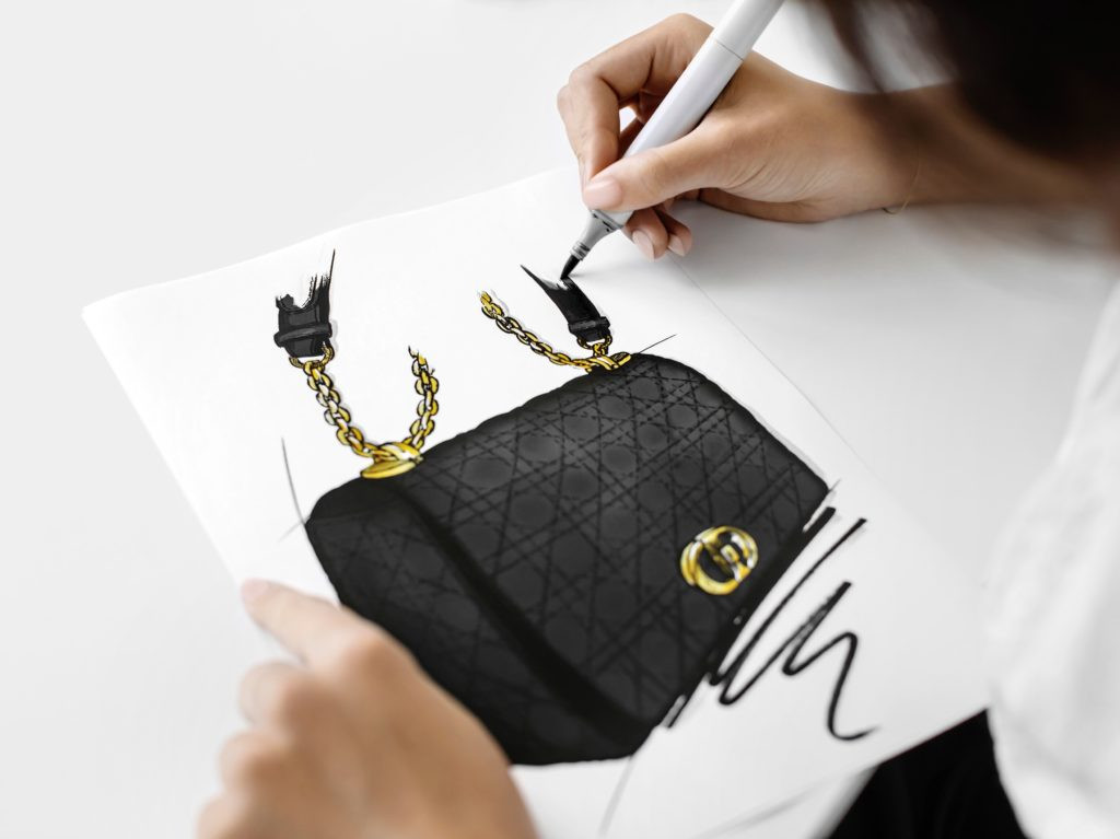 Các công đoạn chế tác túi xách Dior được xem là sự kết hợp hoàn hảo giữa tinh hoa nghệ thuật cắt may da truyền thống kết hợp với họa tiết hình học hiện đại.