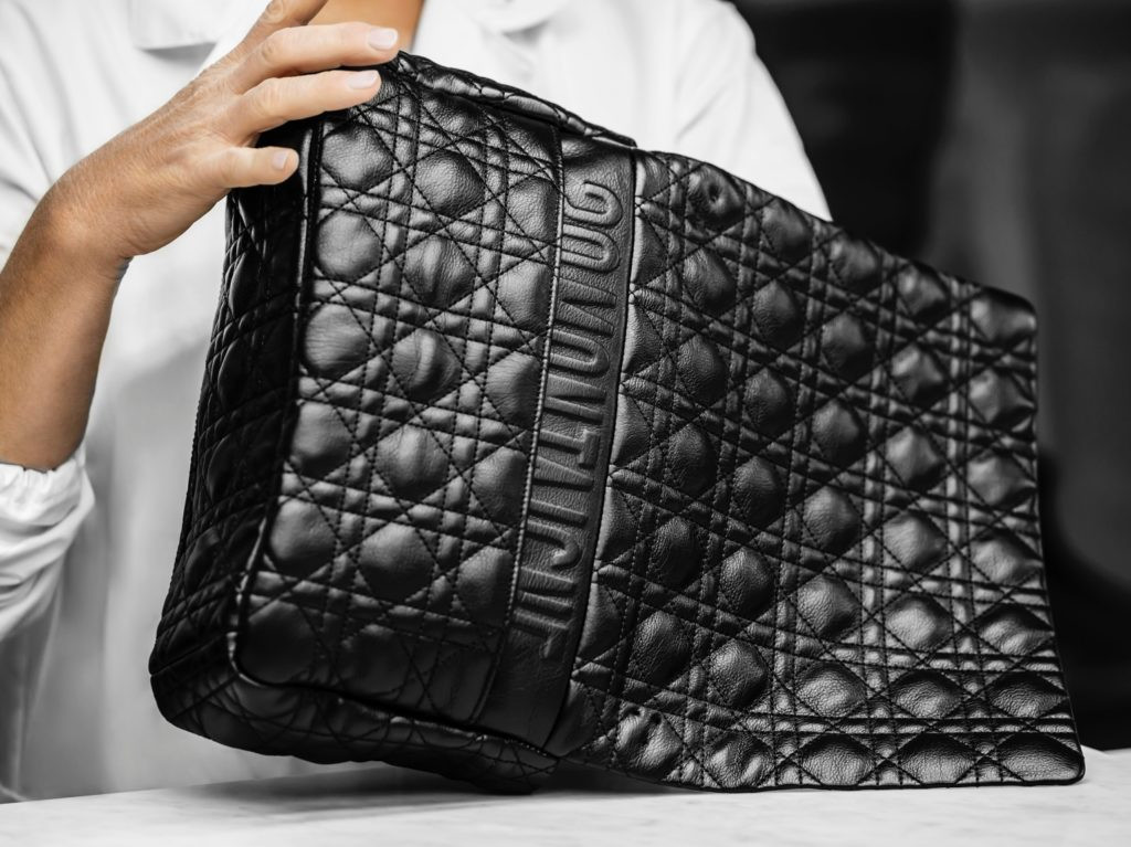 Túi xách có 2 phiên bản kích thước với các phối màu như đen, xám, be, xanh bạc hà...