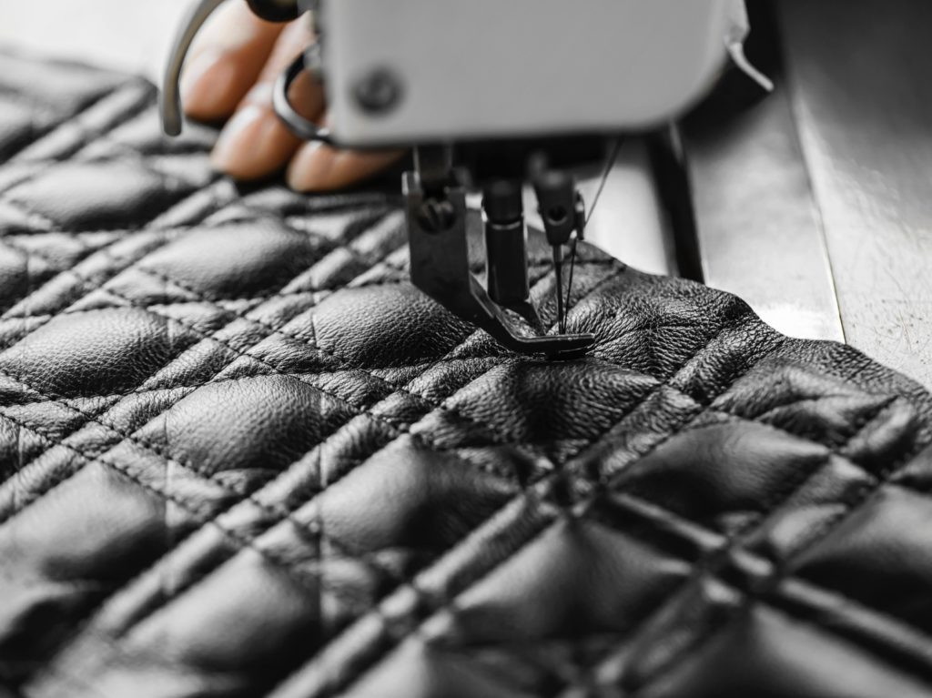 Các họa tiết hình học trên túi xách được tạo ra từ hơn 18.000 mũi khâu tỉ mỉ.