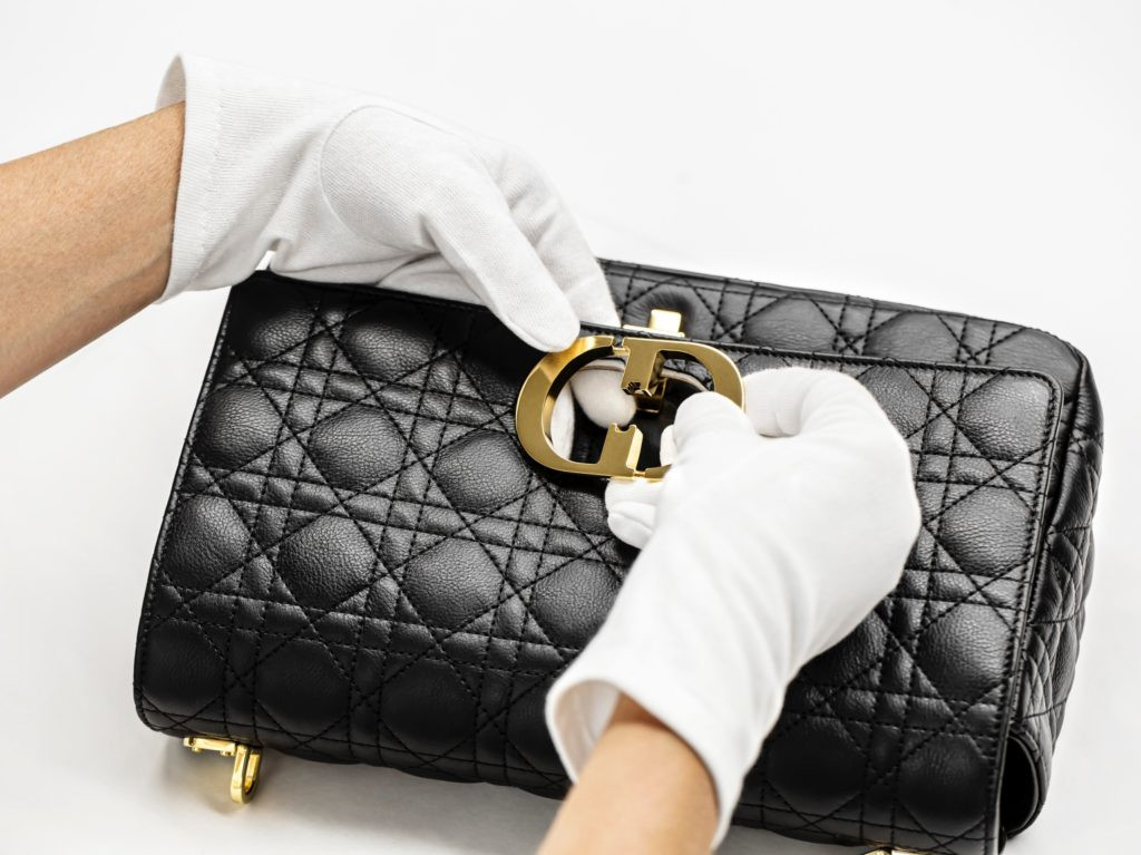 Công đoạn đục lỗ làm khóa đóng.