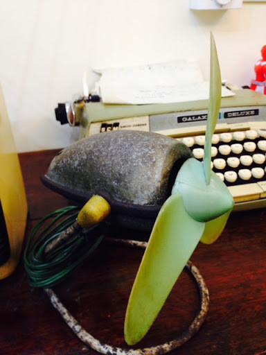 Trong số những vật dụng xa xỉ thời bao cấp, quạt con cóc là thứ hiếm hoi được sản xuất ở Việt Nam. Ảnh: Internet