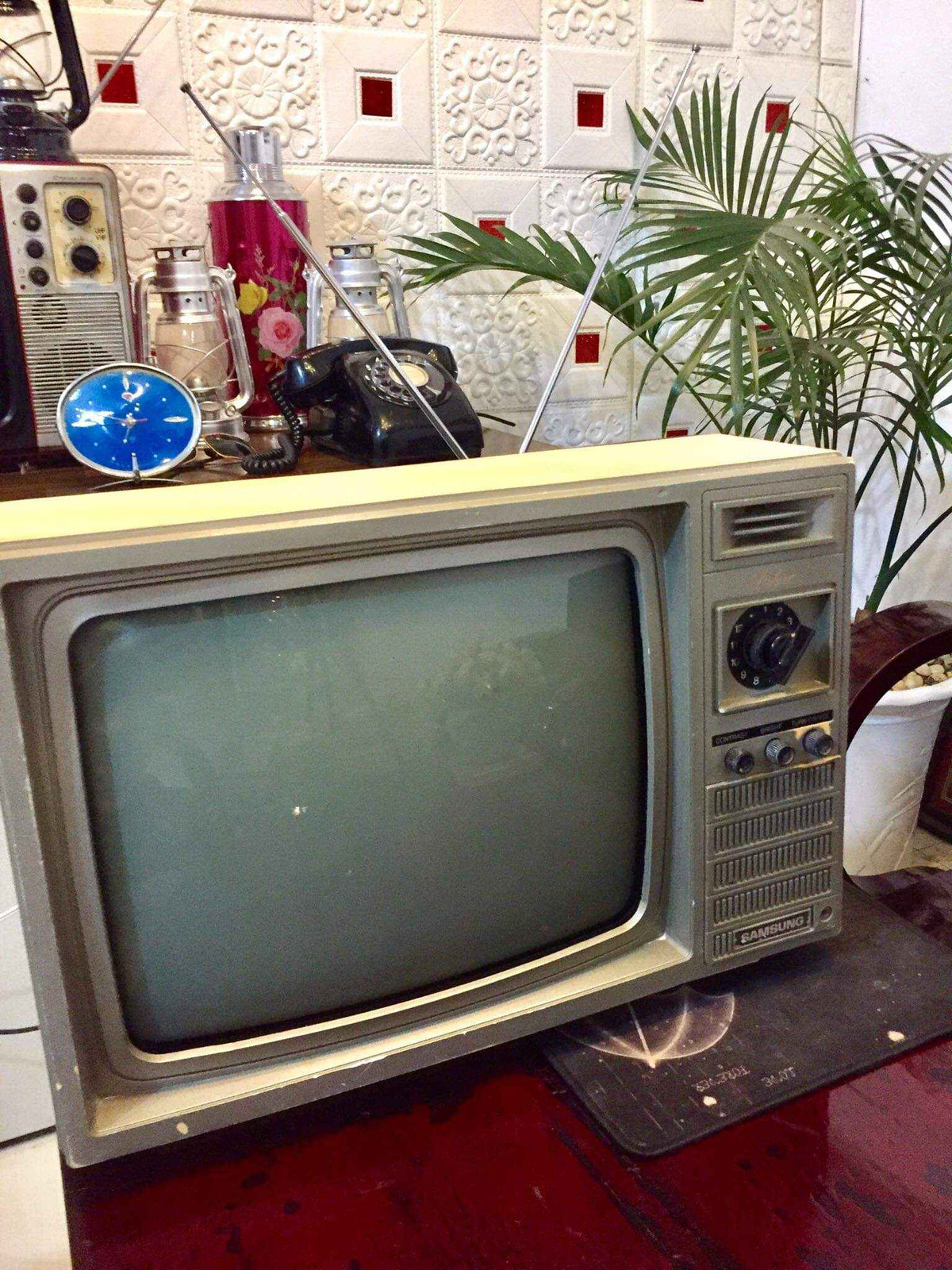 Ti vi đen trắng có giá tới 7 - 10 chỉ vàng được xem là đồ dùng thời bao cấp có giá bằng cả gia tài mà chỉ những gia đình có điều kiện mới mua được. Ảnh: Facebook.