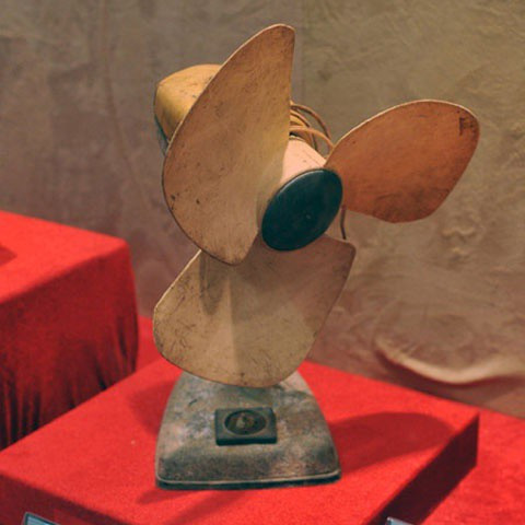 Nếu như quạt con cóc giá 35 đồng thì quạt tai voi có thể gấp tới 10 lần là 350 đồng. Trong khi thời bao cấp, lương của nhân viên mới đi làm chỉ khoảng 60 đồng. Ảnh: Internet