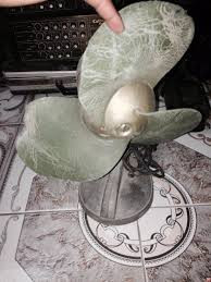 Xuất hiện vào đầu những năm 1960, quạt tai voi trở thành "báu vật" thấm đẫm kỷ niệm của người Việt trong suốt thời kỳ bao cấp. Quạt tai voi được nâng niu, giữ gìn và chỉ khi nhà có khách tới nhà mới bật. Ảnh: Intrernet