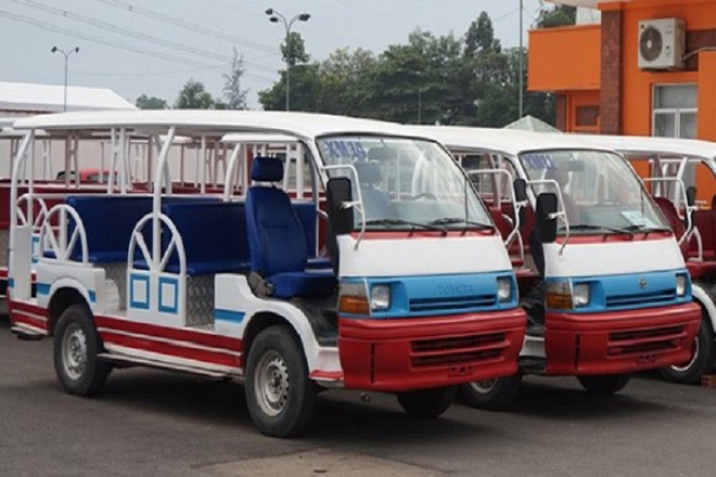 Hành khách di chuyển bằng hệ thống xe bus điện phục vụ miễn phí trong trường đua Đại Nam. Ảnh: Dainam