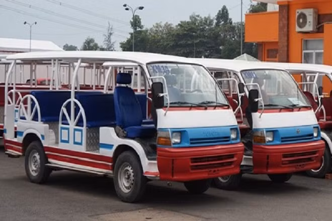 Hành khách di chuyển bằng hệ thống xe bus điện phục vụ miễn phí trong trường đua Đại Nam. Ảnh: Dainam
