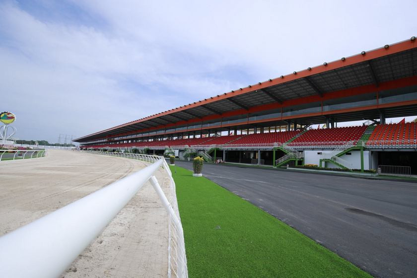 Bao quanh khu vực đường đua là khán đài lắp ghép có sức chứa hơn 18.000 chổ ngồi cùng 2 màn hình LED hiện đại, dàn đèn công suất cao đảm bảo phục vụ khán giả các ngày cuối tuần. Ảnh: Dainam