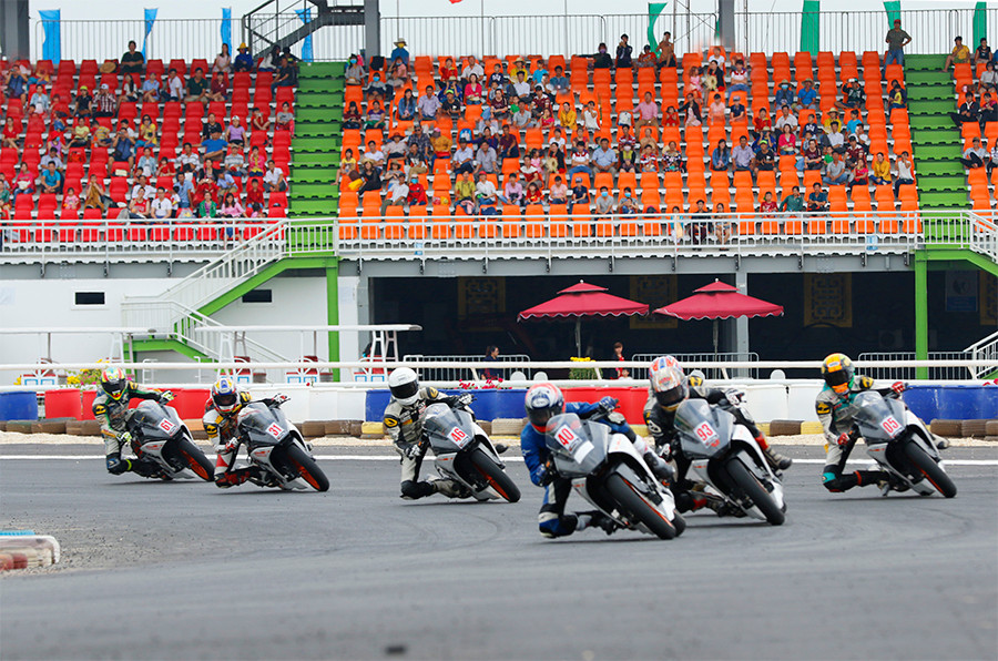 Tùy thời gian và các dịch vụ, giá vé tại trường đua Đại Nam dao động từ 50.000 - 400.000 đồng/người (trẻ em hoặc người lớn). Ảnh: Dainam