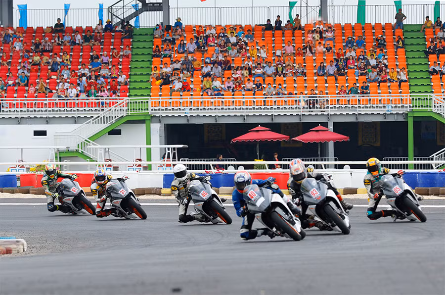 Tùy thời gian và các dịch vụ, giá vé tại trường đua Đại Nam dao động từ 50.000 - 400.000 đồng/người (trẻ em hoặc người lớn). Ảnh: Dainam