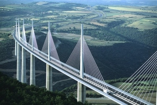Ngoài tháp Eiffel thì cây cầu cạn Millau Viaduct được du khách biết đến như một kỳ quan thứ 2 của nước Pháp. Đây là cây cầu từng được xem là cao nhất thế giới và nay vẫn là cầu có cột tháp trụ cầu cao nhất thế giới. Ảnh: Getty