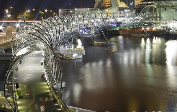 Lấy cảm ứng từ khái niệm âm dương trong văn hóa châu Á, chiếc cầu có lối kiến trúc độc đáo này được cho là sẽ mang đến phú quý, hạnh phúc, sự trù phú cho Vịnh Marina Bay. Ảnh: Getty