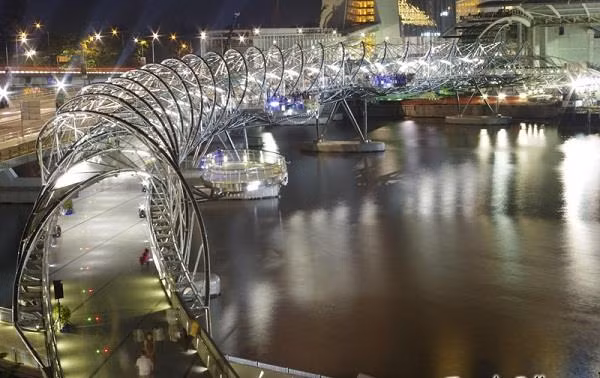 Lấy cảm ứng từ khái niệm âm dương trong văn hóa châu Á, chiếc cầu có lối kiến trúc độc đáo này được cho là sẽ mang đến phú quý, hạnh phúc, sự trù phú cho Vịnh Marina Bay. Ảnh: Getty