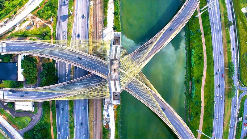 Kiểu dáng hình chữ X đặc biệt của cây cầu được tạo nên bởi hai trụ cầu và 2 tầng cầu khi nhìn từ trên cao. Ảnh: Tourcounsel