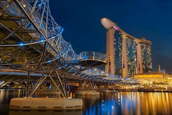 Nối giữa Vịnh Marina Bay và Marina Centre, cầu Helix tại Singapore là chiếc cầu có cấu trúc “xoắn kép” đầu tiên trên thế giới. Ảnh: Getty