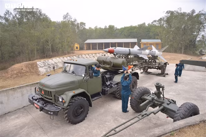 Lan dau tien an Tet xa nha cua linh tre phong khong-Hinh-3