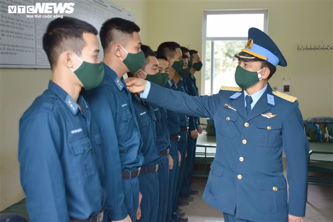 Lan dau tien an Tet xa nha cua linh tre phong khong-Hinh-4