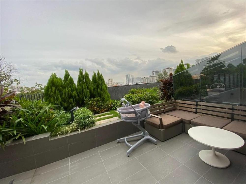 Trước đó, Đàm Thu Trang từng hiếm hoi hé lộ khu vườn sân thượng với "view tuyệt đẹp".