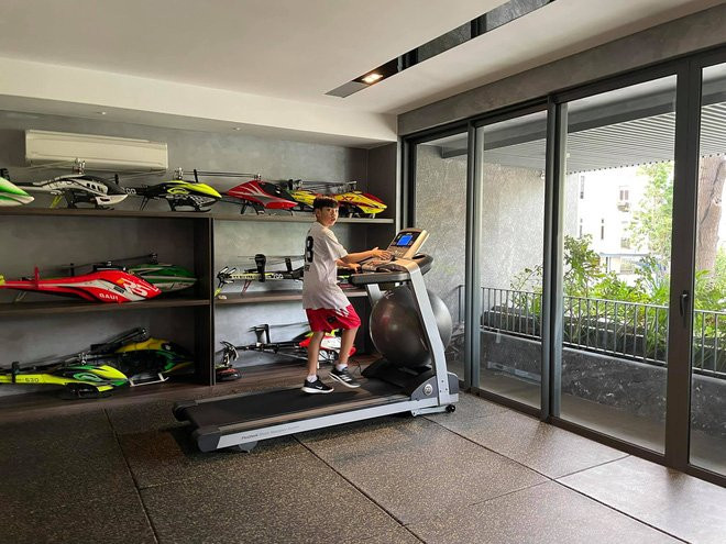 Phòng tập gym cũng là nơi trưng bày những chiếc máy bay đắt tiền Cường Đô La sưu tầm.