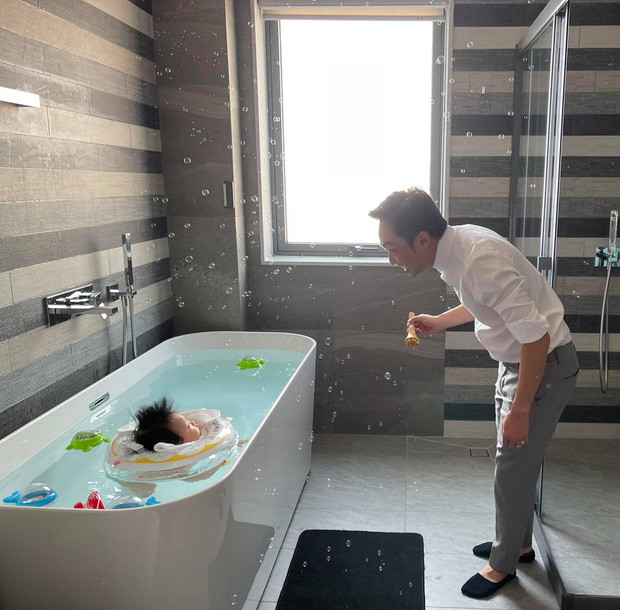 Phòng tắm hiện đại không khác khách sạn 5 sao. Nguồn ảnh: FBNV