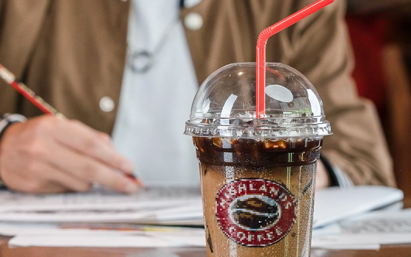 Cafe Highland bi to “duoi” khach sau 1 tieng hoac phai mua them do uong?