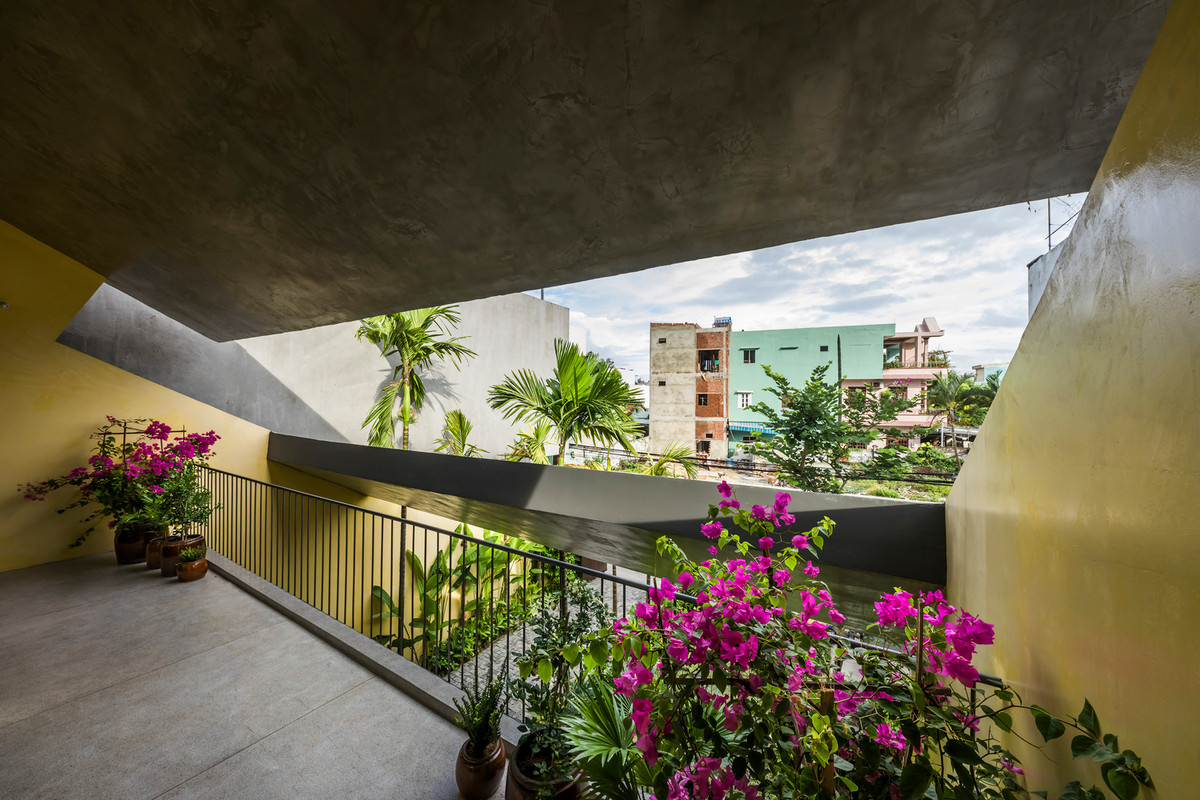 Khoảng trống giữa 2 mái nhà là nơi đón ánh sáng cho tầng 2.