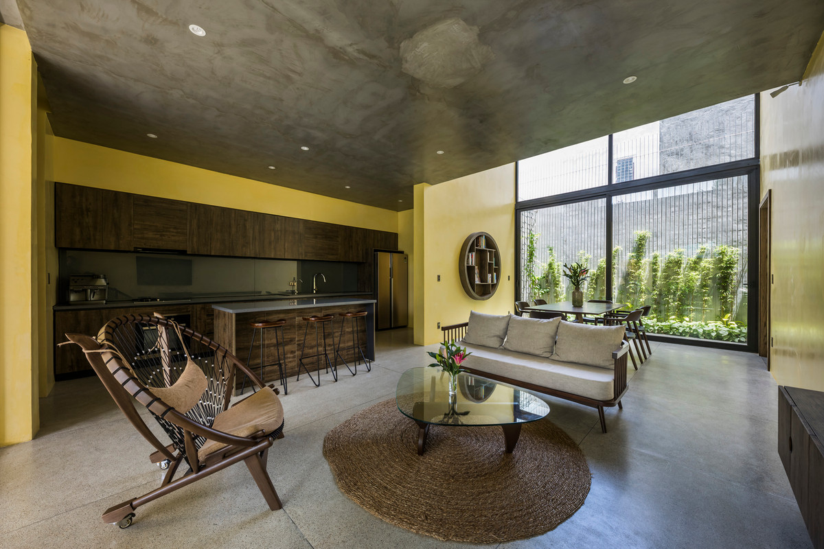 Phòng ngủ, nhà bếp và phòng vệ sinh được bố trí 2 bên chừa khoảng không gian rộng cho sinh hoạt gia đình và vui chơi của trẻ nhỏ.